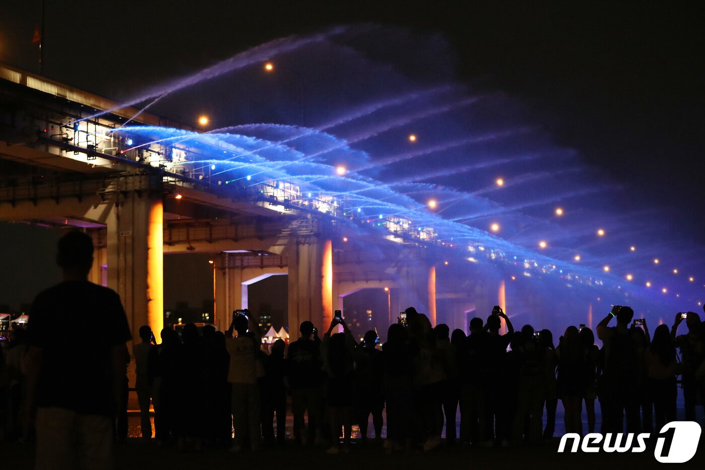 본문 이미지 - 주말인 10일 저녁 서울 반포한강공원을 찾은 시민들이 반포대교 달빛무지개분수를 바라보며 즐거운 시간을 보내고 있다. 2023.09.10/뉴스1 ⓒ News1 박세연 기자