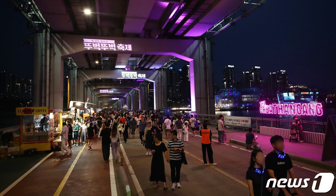 본문 이미지 - 주말인 10일 저녁 서울 잠수교에서 열린 ‘차 없는 잠수교 뚜벅뚜벅 축제’가 시민들로 붐비고 있다. 2023.09.10/뉴스1 ⓒ News1 박세연 기자