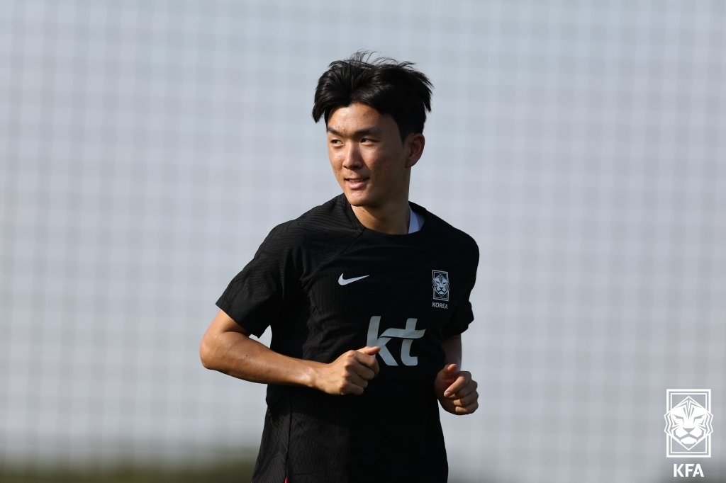 본문 이미지 - 대한민국 남자 축구 대표팀 황인범이 사우디아라비아와의 친선 경기를 앞둔 10일(현지시간) 영국 런던 브렌트포드FC 훈련장에서 훈련하고 있다. (대한축구협회 제공) 2023.9.11/뉴스1