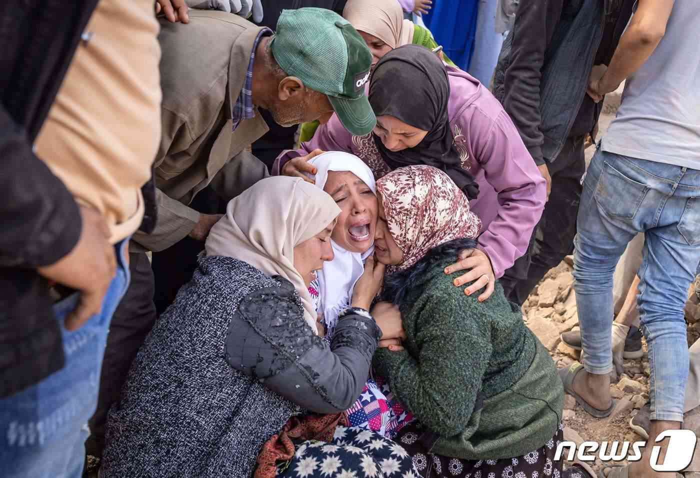 10일(현지시간) 모로코의 무너진 집 잔해에서 일가족 시신이 수습되자 한 여성이 오열하고 있다. 2023.09.10/ © AFP=뉴스1 © News1 홍유진 기자