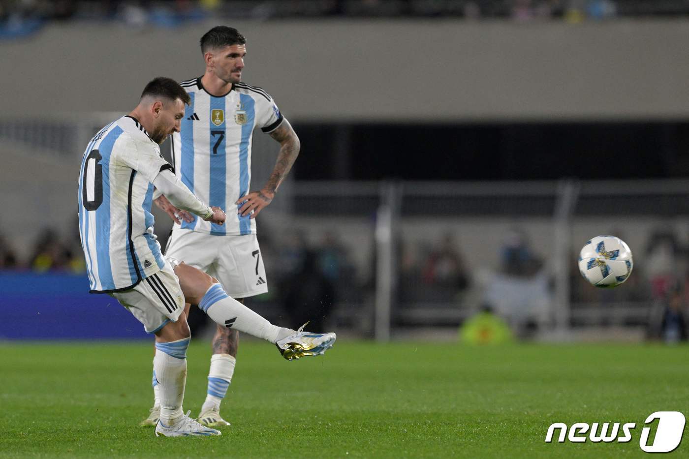 본문 이미지 - 에콰도르전에서 활약한 메시. ⓒ AFP=뉴스1