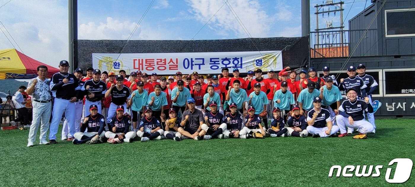 본문 이미지 - 대통령실 야구동호회와 용인 남사사회인야구팀이 친선경기에서 기념촬영을 하고 있다.&#40;대통령실 야구동호회 제공&#41;’