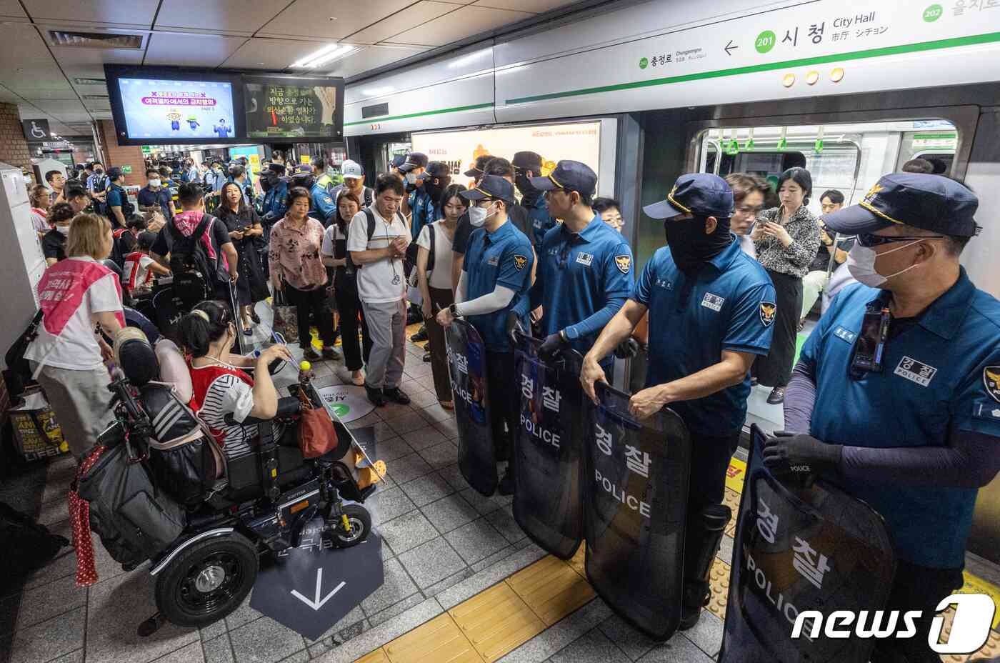 전국장애인차별철폐연대(전장연) 활동가들이 11일 오전 서울 중구 시청역 2호선 승강장에서 '출근길 지하철 탑니다' 선포 기자회견 후 지하철 탑승을 시도하고 있다. 2023.9.11/뉴스1 © News1 김도우 기자