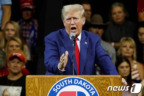 도널드 트럼프 전 미국 대통령이 8일(현지시간) 미국 사우스다코타주(州) 래피드시티에서 열린 공화당 전당대회에서 연설하고 있다. 23.09.08 © 로이터=뉴스1 © News1 김예슬 기자