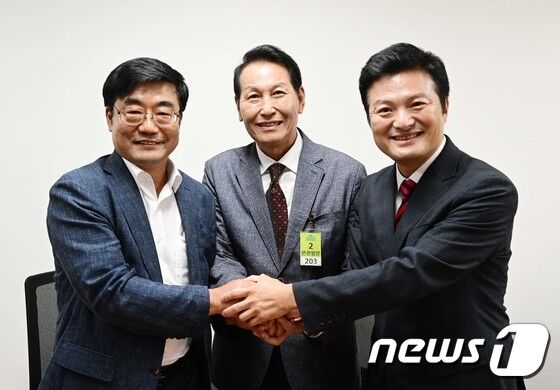국민의힘 강서구청장 보궐선거 예비후보인 김진선(왼쪽부터) 서울 강서병 당협위원장, 김용성 전 서울시의원, 김태우 전 강서구청장이 11일 국회에서 열린 공천관리위원회 후보면접에 앞서 대기실에서 손을 맞잡고 있다. (공동취재) 2023.9.11/뉴스1 © News1 임세영 기자