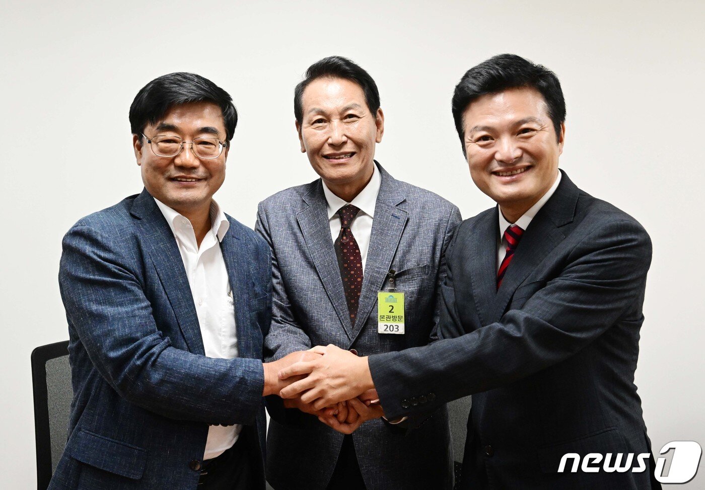 본문 이미지 - 국민의힘 강서구청장 보궐선거 예비후보인 김진선&#40;왼쪽부터&#41; 서울 강서병 당협위원장, 김용성 전 서울시의원, 김태우 전 강서구청장이 11일 국회에서 열린 공천관리위원회 후보면접에 앞서 대기실에서 손을 맞잡고 있다. &#40;공동취재&#41; 2023.9.11/뉴스1 ⓒ News1 임세영 기자