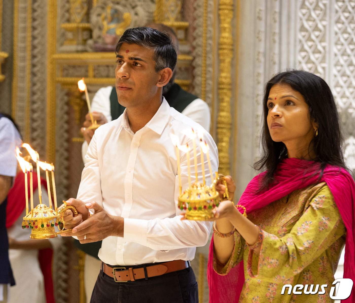 (뉴델리 AFP=뉴스1) 우동명 기자 = 리시 수낵 영국 총리와 부인 악샤타 무르티 여사가 10일(현지시각) 인도 뉴델리에서 열린 G20 정상회의 중 세계 최대 규모의 힌두교 사원 …