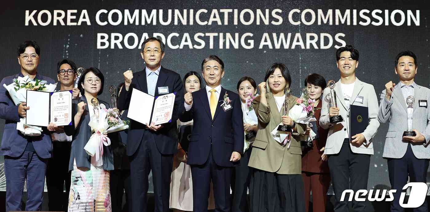 이동관 방송통신위원회 위원장(가운데)이 11일 오전 서울 중구 롯데호텔에서 열린 2023 방송통신위원회 방송대상 시상식에서 수상자들과 기념 촬영을 하고 있다. 2023.9.11/뉴스1 © News1 김진환 기자