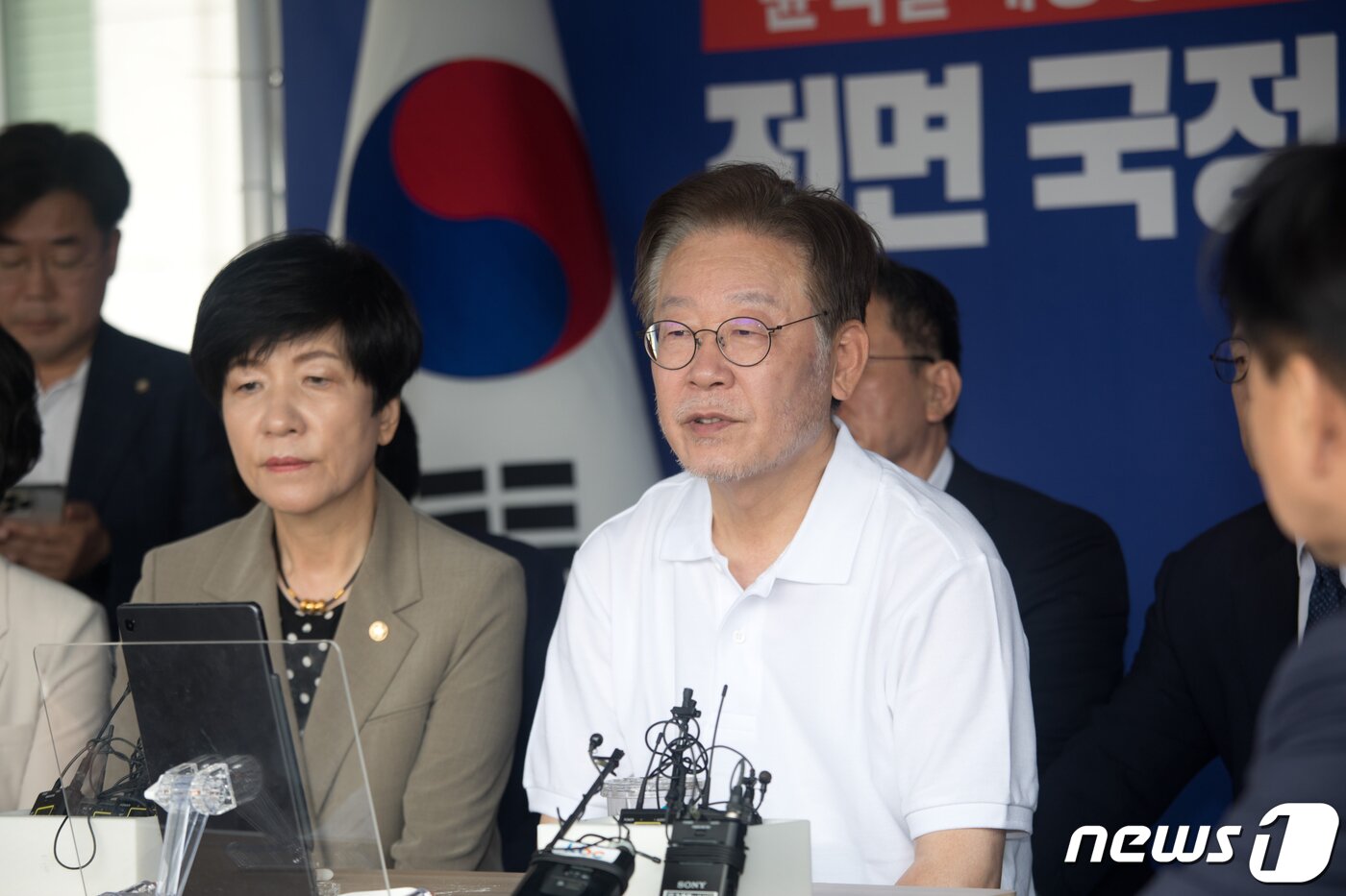 본문 이미지 - 단식 12일 차인 더불어민주당 이재명 대표가 11일 서울 여의도 국회 본청 앞 단식투쟁천막에서 박병석, 김영주 의원 등 중진의원들과 대화를 나누고 있다. (공동취재) 2023.9.11/뉴스1 ⓒ News1 송원영 기자