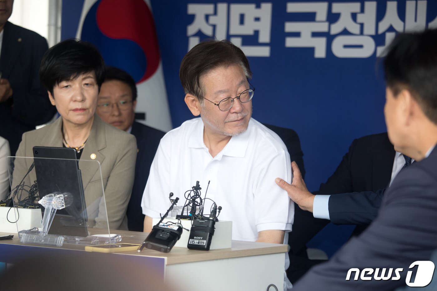 본문 이미지 - 단식 12일 차인 더불어민주당 이재명 대표가 11일 서울 여의도 국회 본청 앞 단식투쟁천막에서 박병석, 김영주 의원 등 중진의원들과 대화를 나누고 있다. (공동취재) 2023.9.11/뉴스1 ⓒ News1 송원영 기자