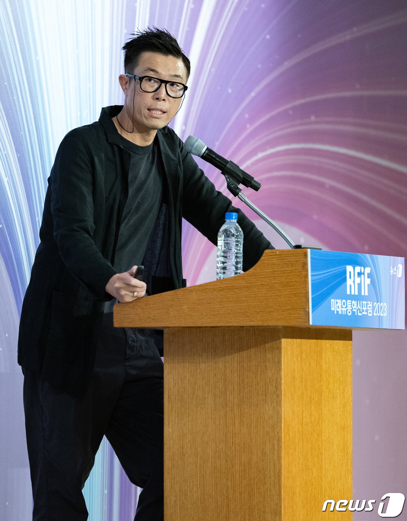 본문 이미지 - 이병주 LG생활건강 디자인센터장이 11일 오후 서울 중구 소공동 롯데호텔에서 '빅블러 시대 K-디자인을 입히다'를 주제로 열린 2023 뉴스1 미래유통혁신포럼(RFIF)에서 'ESG 디자인 경영 전략'을 주제로 강연하고 있다. 2023.9.11/뉴스1 ⓒ News1 이재명 기자