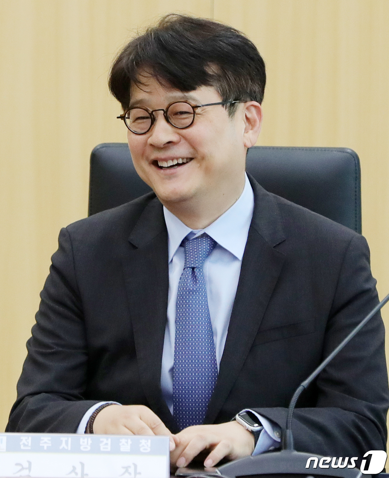 (전주=뉴스1) 유경석 기자 = 이창수 전주지검 신임 검사장이 11일 전북 전주시 전주지방검찰청 중회의실에서 취임 기자간담회를 열고 질의에 답변을 하고 있다. 2023.9.11/뉴 …