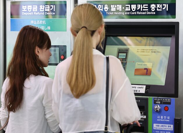 "카드도, 배달도 안 돼요"…외국인은 한국에서 돈 쓰기 힘들다