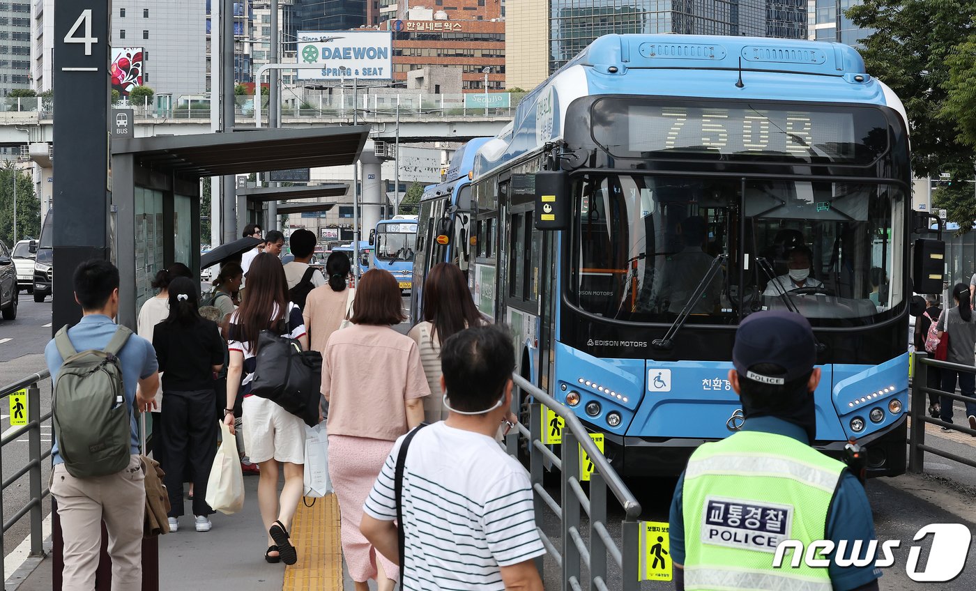 서울시가 대중교통을 무제한으로 이용할 수 있는 &#39;기후동행카드&#39; 도입을 발표한 11일 오후 서울 중구 서울역 버스종합환승센터에서 시민들이 시내버스를 이용하고 있다. 이날 서울시는 &#39;월 6만5000원&#39;에 서울 시내 지하철과 시내·마을버스, 공공자전거 따릉이 등 모든 대중교통을 무제한으로 이용할 수 있는 기후동행카드&#40;Climate Card&#41;를 내년 1~5월 시범 판매 후 하반기부터 본격 시행할 계획이라고 밝혔다. 2023.9.11/뉴스1 ⓒ News1 김진환 기자