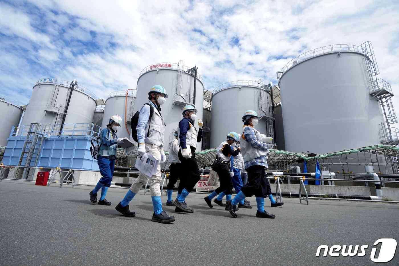 지난 8월 27일 일본 오쿠마시 도쿄전력에서 외신 기자들이 오염수 처리 설비에 대한 설명을 듣고 있다. 2023.09.11/ © 로이터=뉴스1 © News1 홍유진 기자