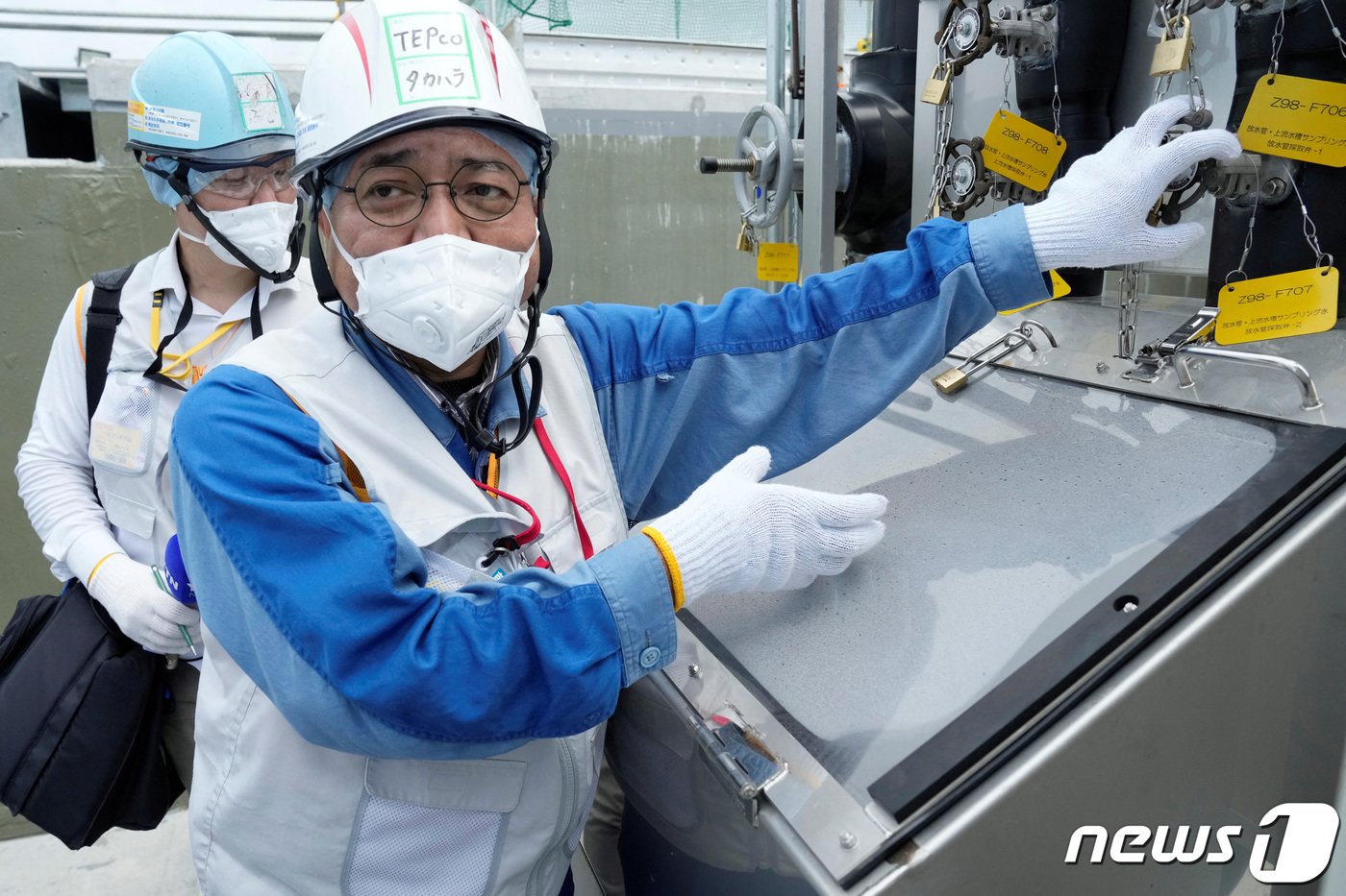 본문 이미지 - 지난 8월 27일 일본 후바타현에서 도쿄전력 관계자가 후쿠시마 오염수를 처리한 뒤 샘플을 채취하는 과정에 대해 설명하고 있다. 2023.08.27/ ⓒ 로이터=뉴스1 ⓒ News1 홍유진 기자