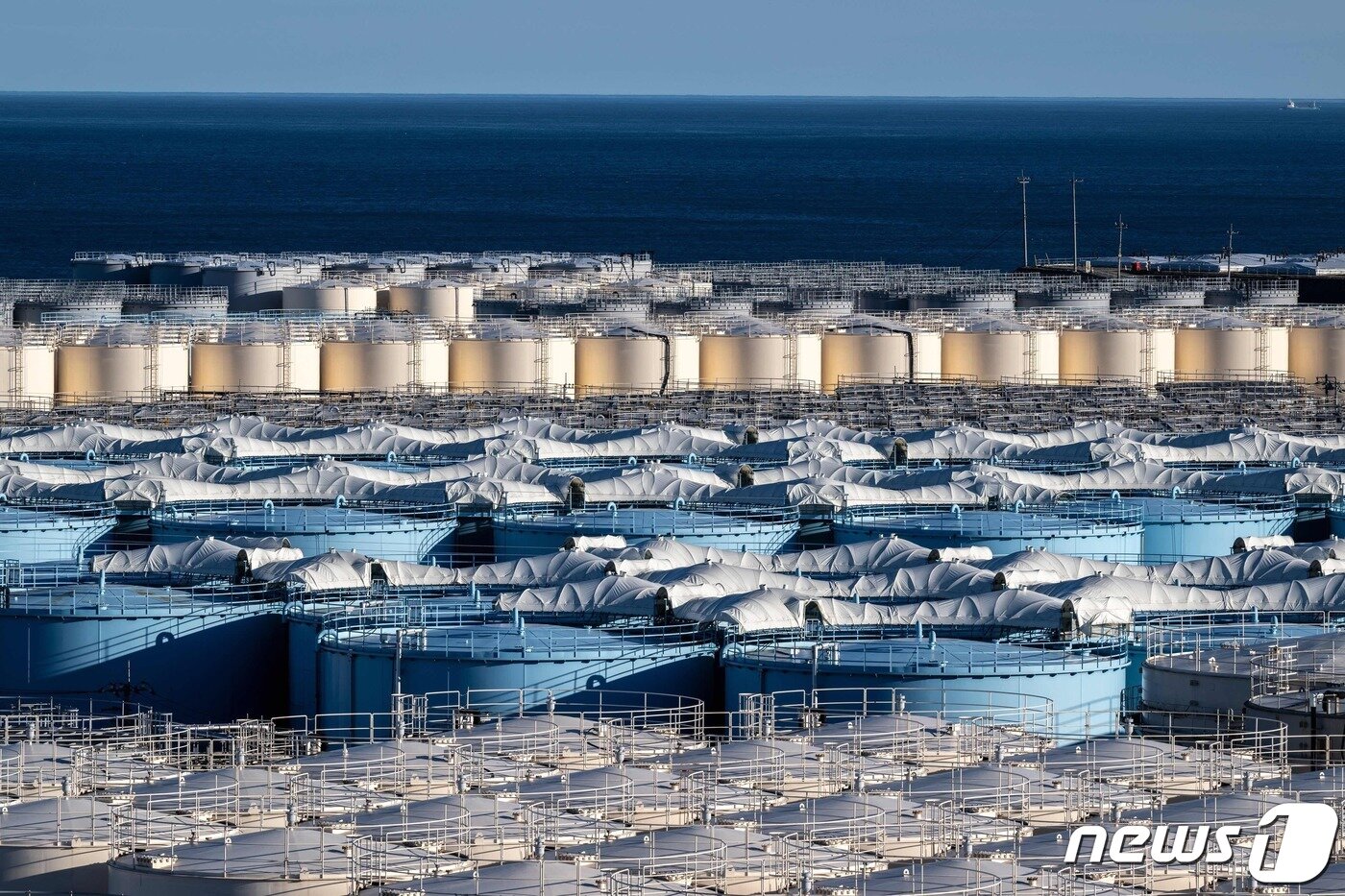 본문 이미지 - 지난달 24일 일본 후쿠시마 오염수 방류가 시작된 가운데 지난 1월 20일 일본 오쿠마시 도쿄전력에 오염수 저장 탱크들이 늘어서 있다. 2023.02.15/ ⓒ AFP=뉴스1 ⓒ News1 홍유진 기자