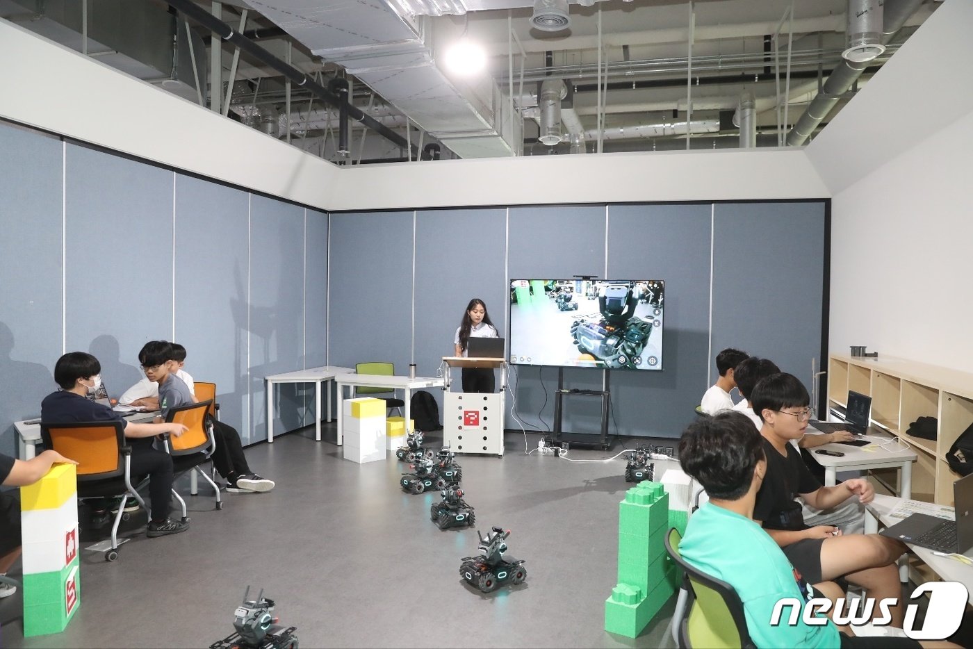 본문 이미지 - 경남 미래교육원  수업에 참여한 학생들이 에듀테크를 활용한 수업을 하고 있다.(경남도교육청 제공)