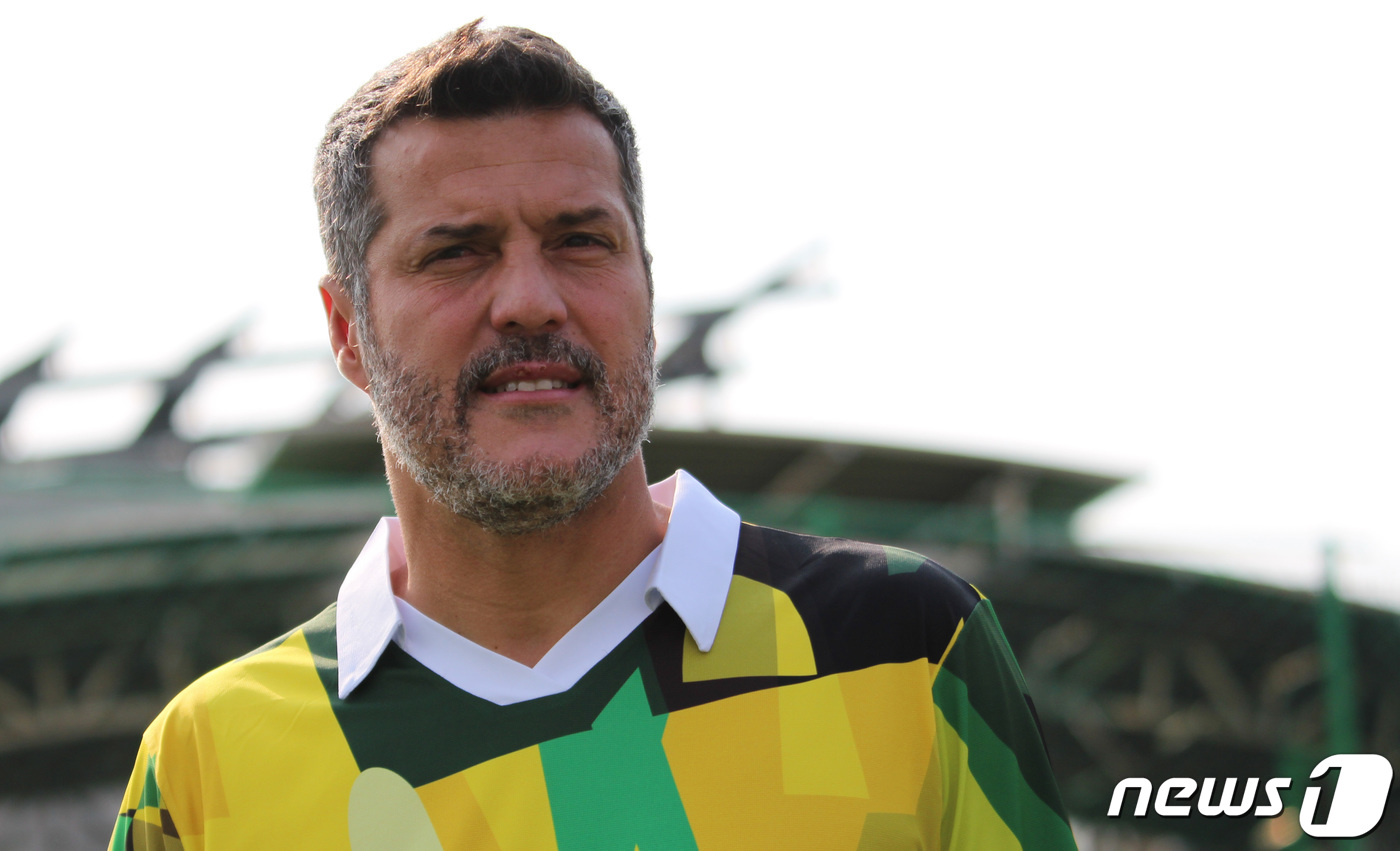 (서울=뉴스1) = 브라질 축구 국가대표 출신 줄리오 세자르가 11일 오후 서울 종로구 경신중학교에서 열린 유소년 축구 클리닉에서 경신중학교 축구부 선수들을 지도하고 있다. (라싱 …