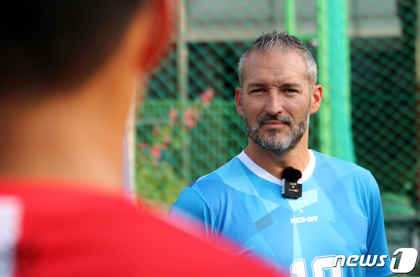 (서울=뉴스1) = 이탈리아 축구 국가대표 출신 지안루타 잠브로타가 11일 오후 서울 종로구 경신중학교에서 열린 유소년 축구 클리닉에서 경신중학교 축구부 선수들을 지도하고 있다. …