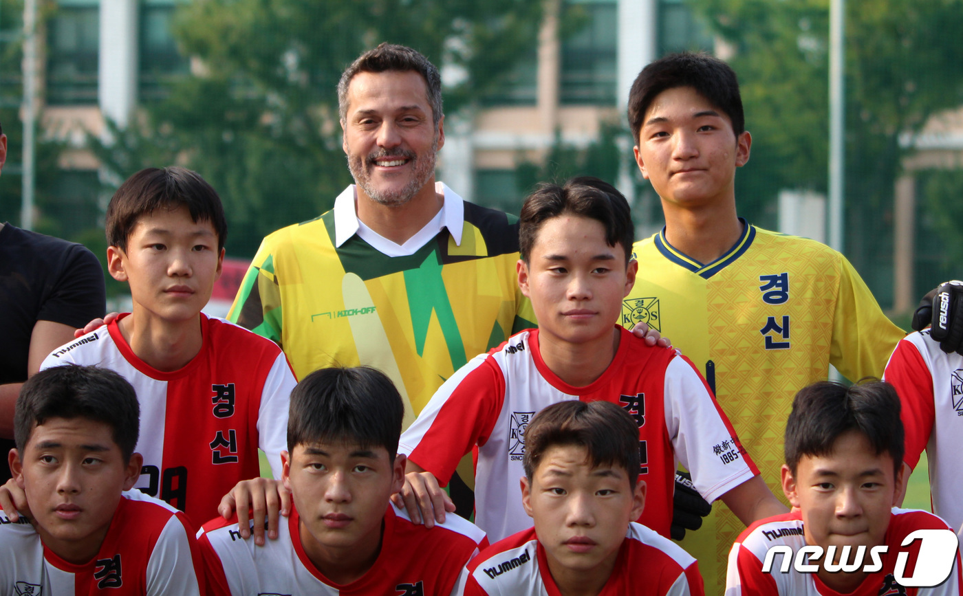 (서울=뉴스1) = 브라질 축구 국가대표 출신 줄리우 세자르가 11일 오후 서울 종로구 경신중학교에서 열린 유소년 축구 클리닉에서 경신중학교 축구부 선수들과 기념촬영을 하고 있다. …