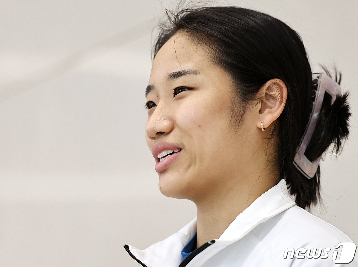 본문 이미지 - 2023 세계배드민턴연맹(BWF) 월드투어 중국 오픈 여자 단식 정상에 오른 ‘셔틀콕 퀸’ 안세영이 11일 오후 인천국제공항을 통해 귀국 후 취재진과 인터뷰를 하고 있다. 2023.9.11/뉴스1 ⓒ News1 김진환 기자