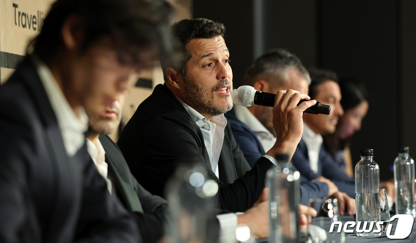 (서울=뉴스1) 김성진 기자 = 브라질 축구 국가대표 출신 줄리오 세자르가 11일 오후 서울 영등포구 여의도 페어몬트 앰배서더 서울에서 열린 레전드 올스타전 내한 기자간담회에서 취 …