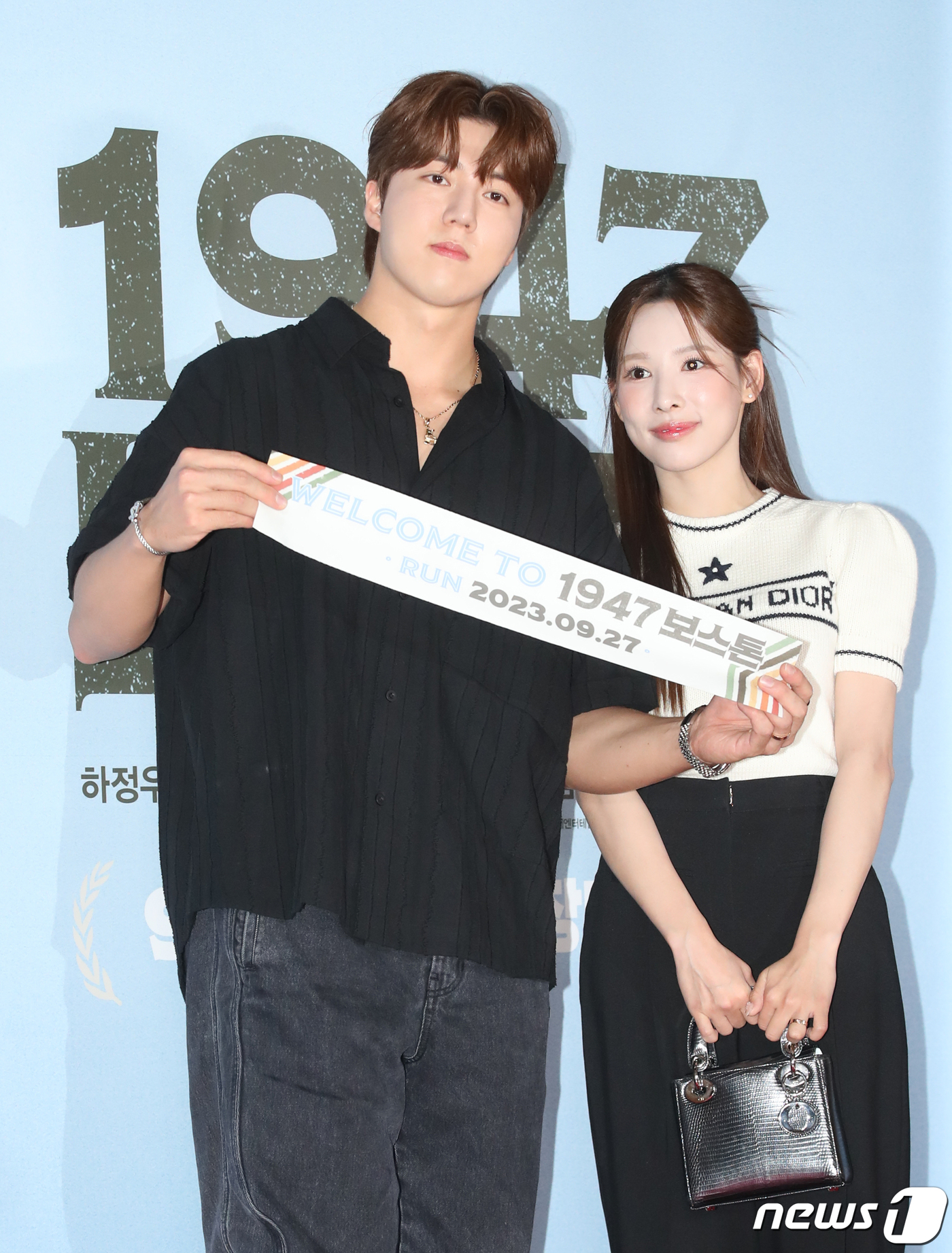 (서울=뉴스1) 권현진 기자 = '환승연애' 이나연, 남희두(왼쪽)가 11일 서울 송파구 롯데시네마 월드타워점에서 열린 영화 '1947 보스톤‘(감독 강제규) VIP 시사회에서 포 …