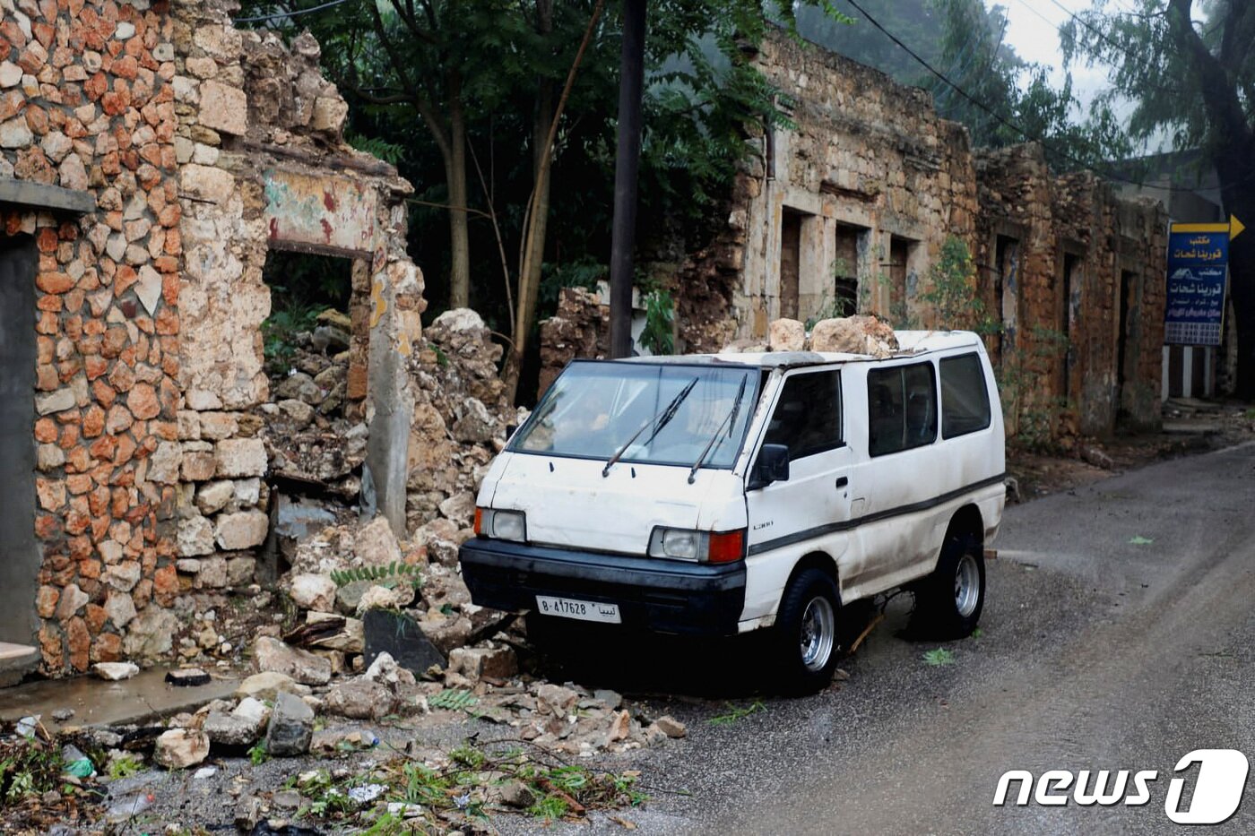 본문 이미지 - 강풍으로 집이 무너지면서 자동차도 크게 파손됐다. ⓒ 로이터=뉴스1 ⓒ News1 박형기 기자