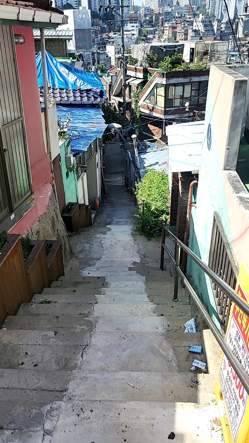 본문 이미지 - 서울 성동구 금호21구역 내 좁은 계단의 모습. 2023.9.12/ 김도엽 기자