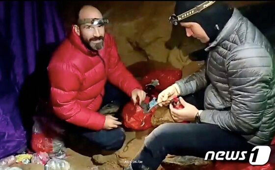 미국인 탐험가 마크 디키(40·왼쪽)가 급성 위장 출혈로 인해 튀르키예 남부 토로스 산맥에 위치한 '모르카 동굴' 지하 1.12㎞ 지점에서 조난된 가운데 6일(현지시간) 도착한 헝가리 구조대원들에 의해 치료를 받고 있다. 2023.9.11. © 로이터=뉴스1 © News1 김성식 기자