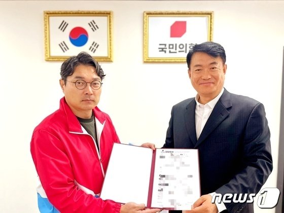 본문 이미지 -  국민의힘에 입당한 김동원 아시아투데이 부사장(오른쪽).