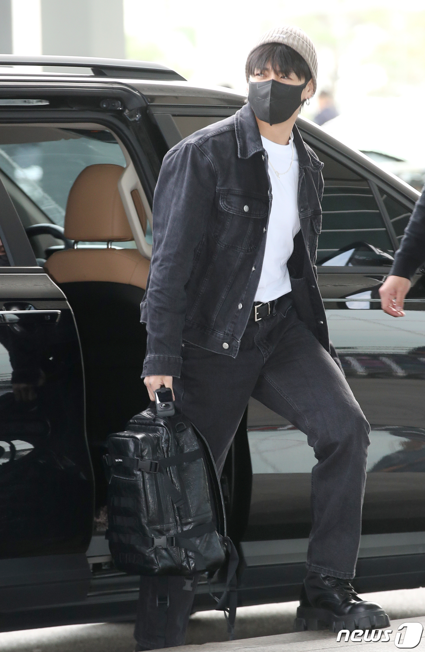 (인천공항=뉴스1) 권현진 기자 = 방탄소년단(BTS) 정국이 해외 일정을 위해 12일 오전 인천국제공항에 도착해 미국 뉴욕으로 출국하기 위해 차에서 내리고 있다. 2023.9.1 …