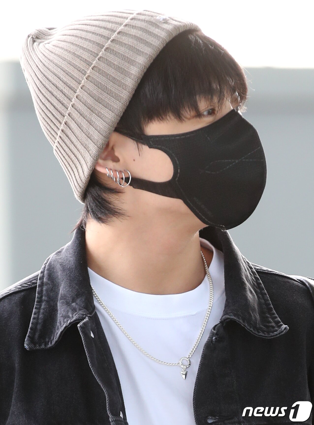본문 이미지 - 방탄소년단&#40;BTS&#41; 정국이 해외 일정을 위해 12일 오전 인천국제공항에 도착해 미국 뉴욕으로 출국하고 있다. ⓒ News1 권현진 기자