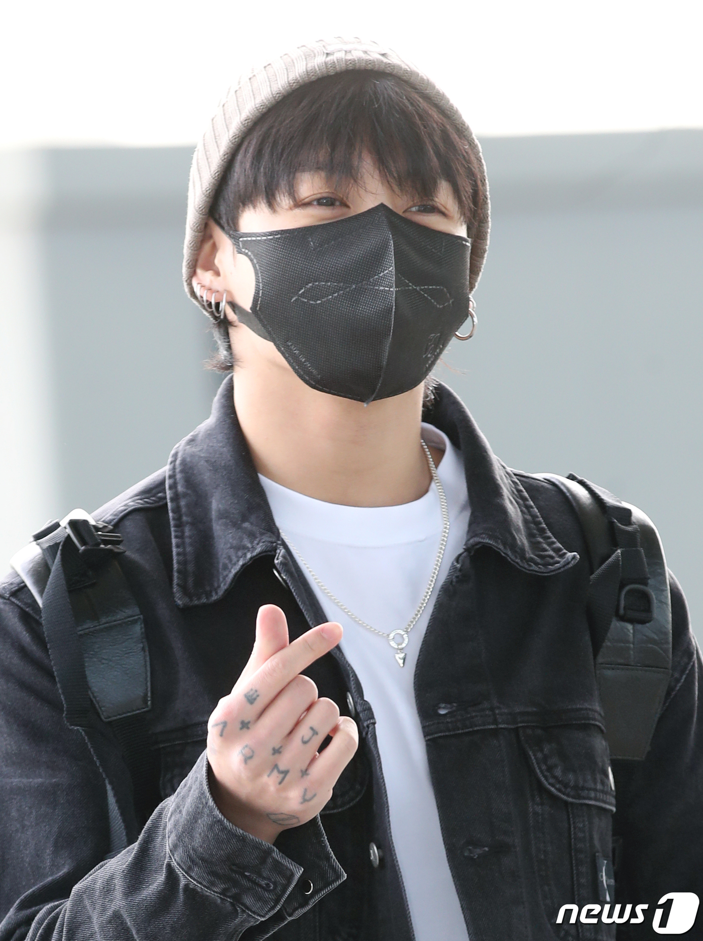 (인천공항=뉴스1) 권현진 기자 = 방탄소년단(BTS) 정국이 해외 일정을 위해 12일 오전 인천국제공항에 도착해 미국 뉴욕으로 출국하기 전 인사를 하고 있다. 2023.9.12/ …