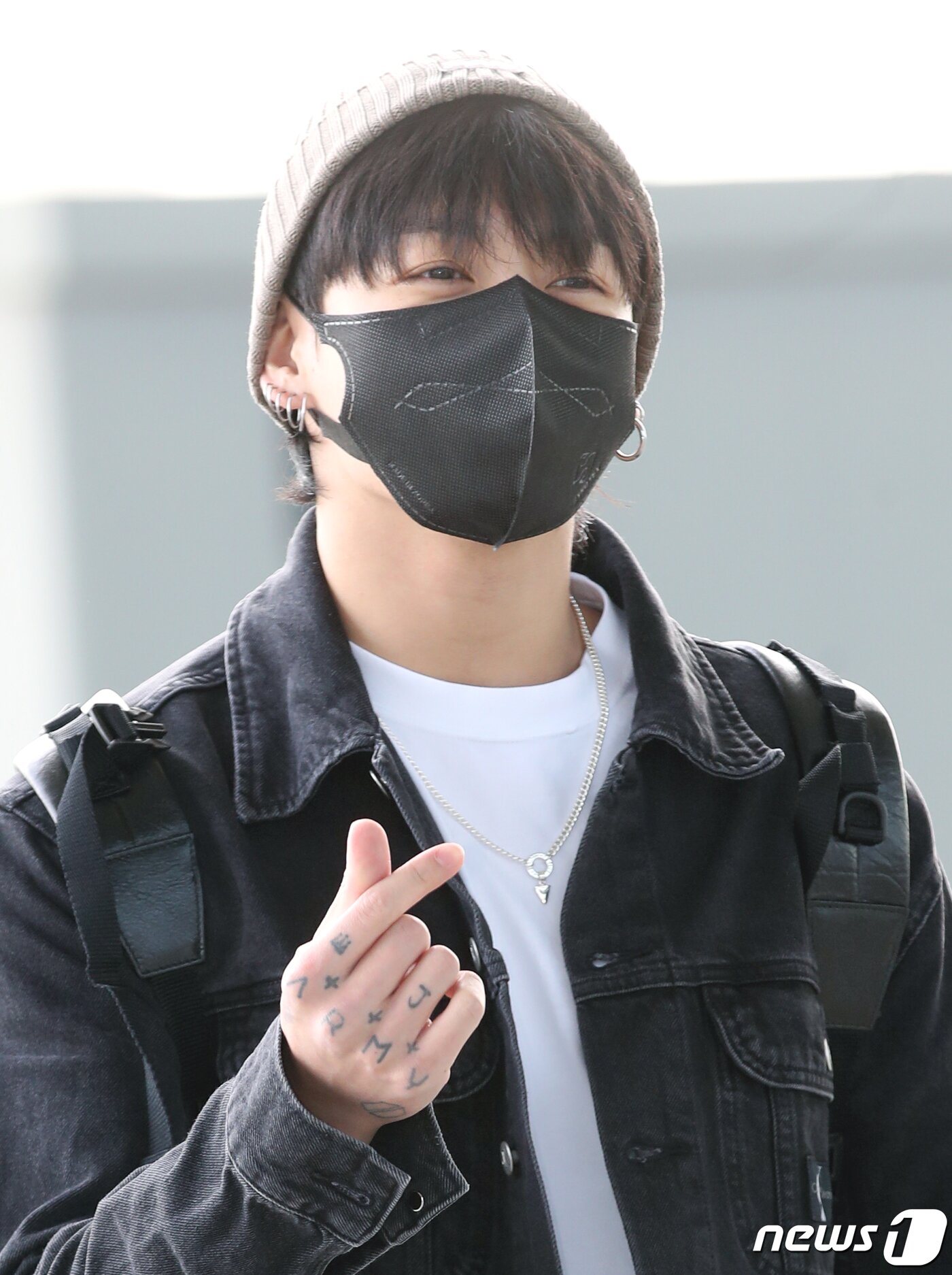 본문 이미지 - 방탄소년단&#40;BTS&#41; 정국이 해외 일정을 위해 12일 오전 인천국제공항에 도착해 미국 뉴욕으로 출국하기 전 하트를 하고 있다. ⓒ News1 권현진 기자