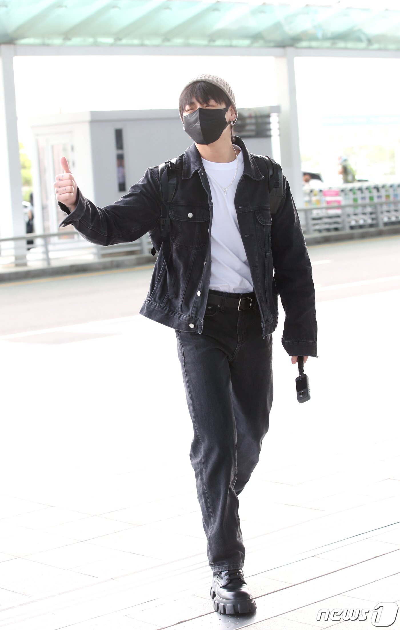 본문 이미지 - 방탄소년단&#40;BTS&#41; 정국이 해외 일정을 위해 12일 오전 인천국제공항에 도착해 미국 뉴욕으로 출국하기 전 손 인사를 하고 있다. ⓒ News1 권현진 기자
