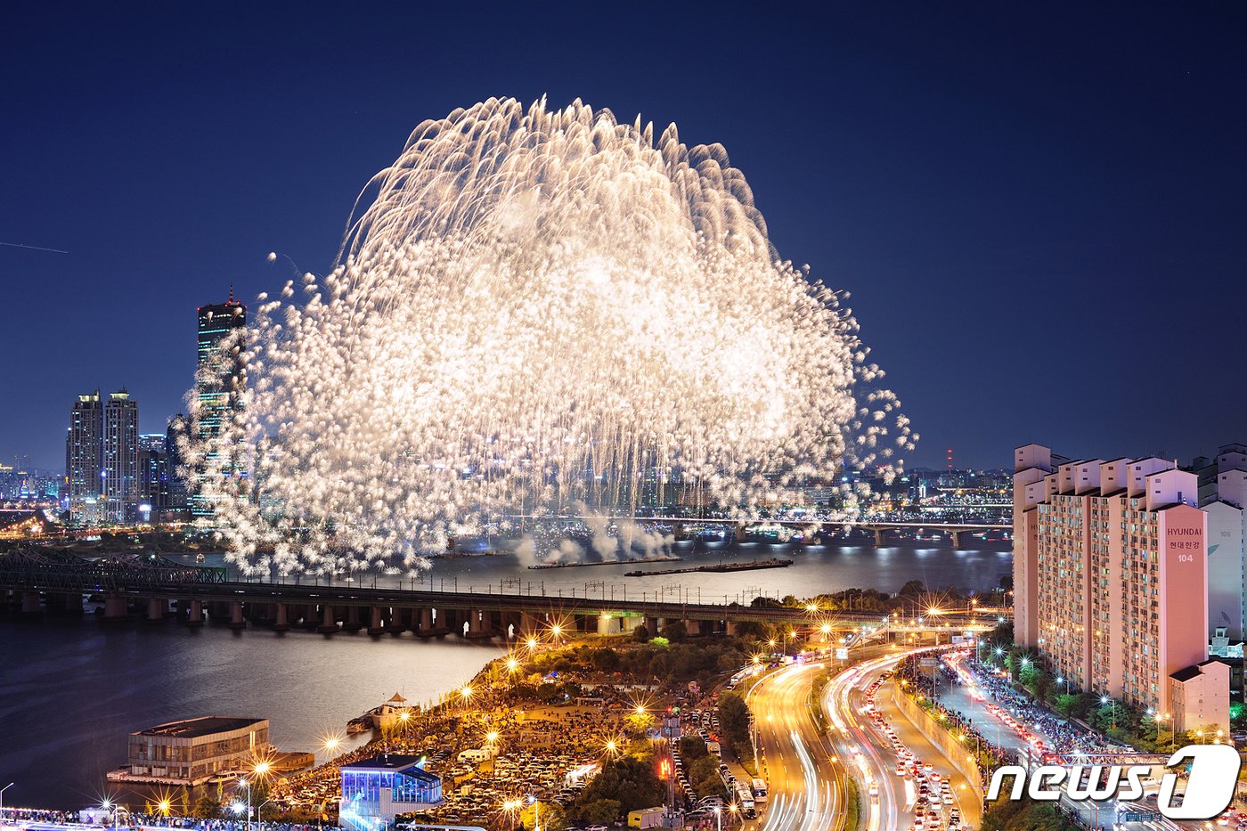 ㈜한화가 지난해 서울세계불꽃축제에서 선보인 불꽃.&#40;한화 제공&#41;.