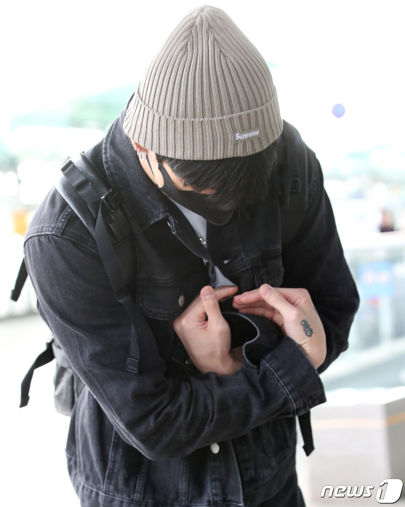본문 이미지 - 방탄소년단&#40;BTS&#41; 정국이 해외 일정을 위해 12일 오전 인천국제공항에 도착해 미국 뉴욕으로 출국하기 전 아미 사랑을 가득 담은 하트를 그리고 있다. ⓒ News1 권현진 기자