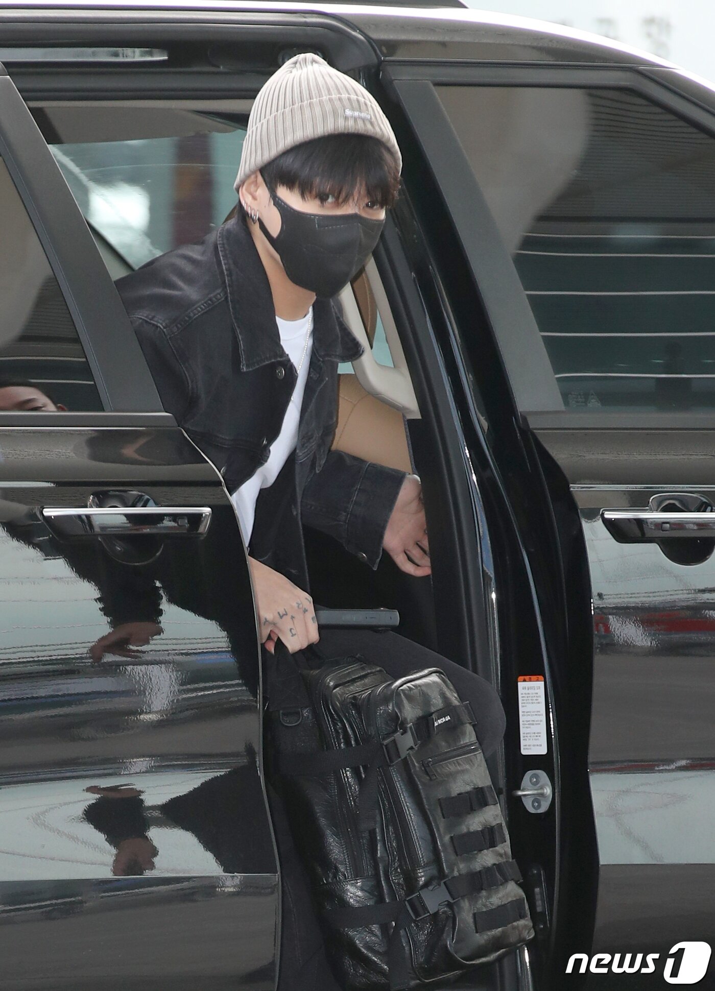 본문 이미지 - 방탄소년단&#40;BTS&#41; 정국이 해외 일정을 위해 12일 오전 인천국제공항에 도착해 미국 뉴욕으로 출국하기 위해 하차하고 있다. ⓒ News1 권현진 기자