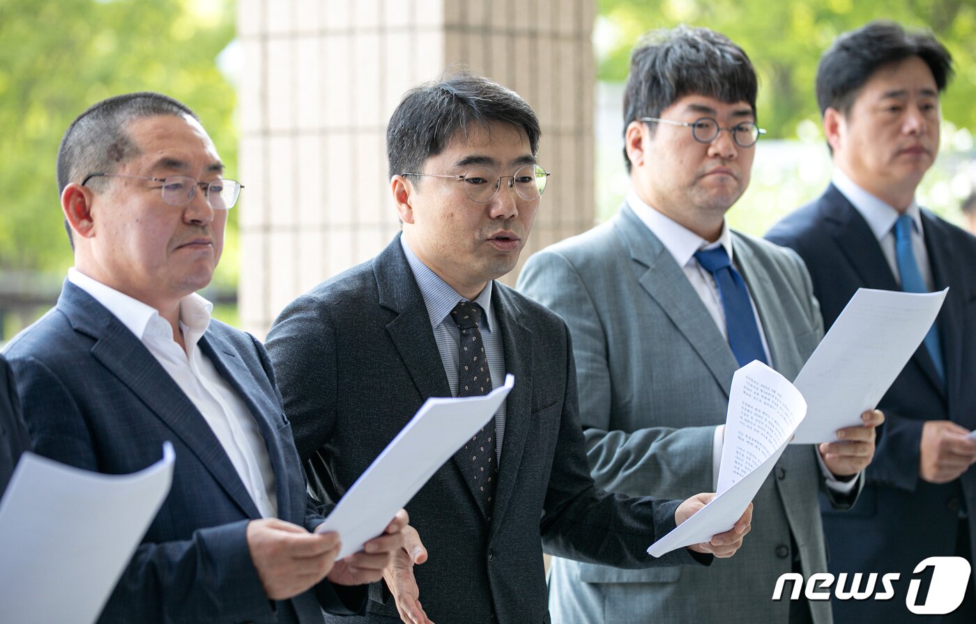 본문 이미지 - 조상호&#40;왼쪽에서 두번째&#41; 더불어민주당 법률위원회 부위원장을 비롯한 위원들이 12일 오전 경기 과천시 과천정부종합청사에서 공권력 남용, 수사권 오용, 기소권 악용 쌍방울 사건 관련 직무유기 고발 기자회견을 하고 있다. 2023.9.12/뉴스1 ⓒ News1 이승배 기자