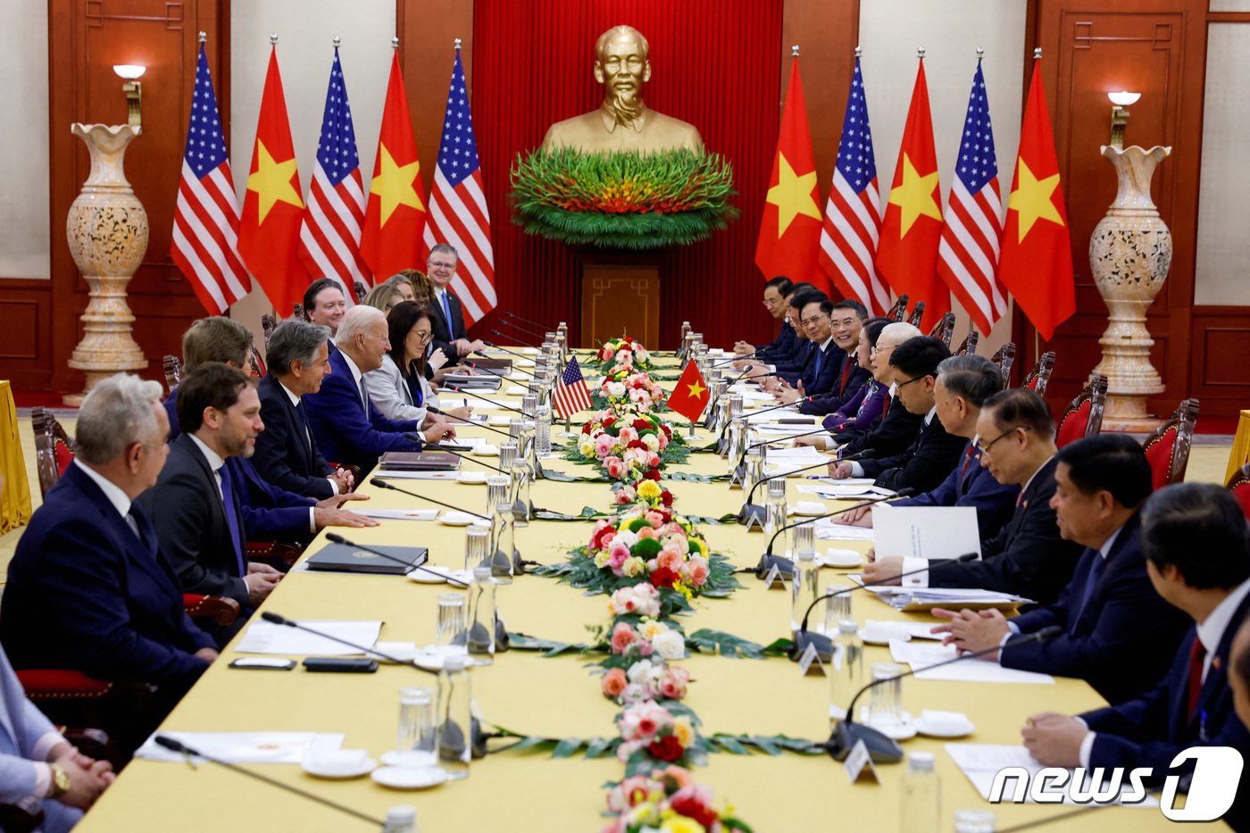 본문 이미지 - 조 바이든 미국 대통령이 지난해 9월 11일 베트남을 국빈 방문해 하노이 공산당 본부에서 응우옌 푸 쫑 공산당 서기장과 회담하고 있다. 2023.9.12 ⓒ 로이터=뉴스1 ⓒ News1 우동명 기자