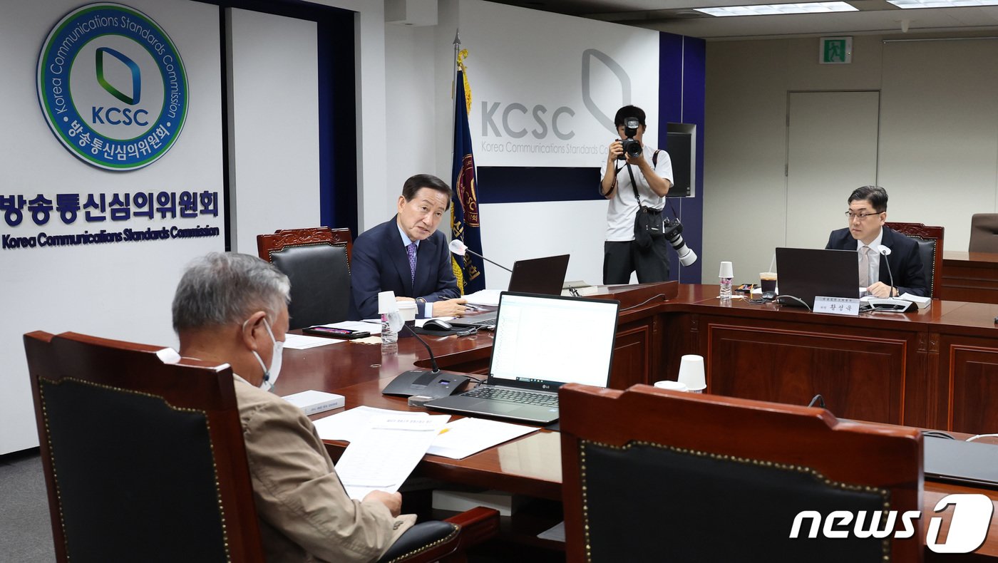 본문 이미지 - 류희림 신임 방송통신심의위원장 겸 방송소위원장이 12일 서울 양천구 방송통신심의위원회 대회의실에서 열린 제32차 방송심의소위원회 회의를 주재하고 있다. 이날 회의에서는 대장동 사건과 관련해, 뉴스타파의 김만배 인터뷰를 인용한 방송보도 적절성 여부를 긴급 심의 했다. 2023.9.12/뉴스1 ⓒ News1 박지혜 기자
