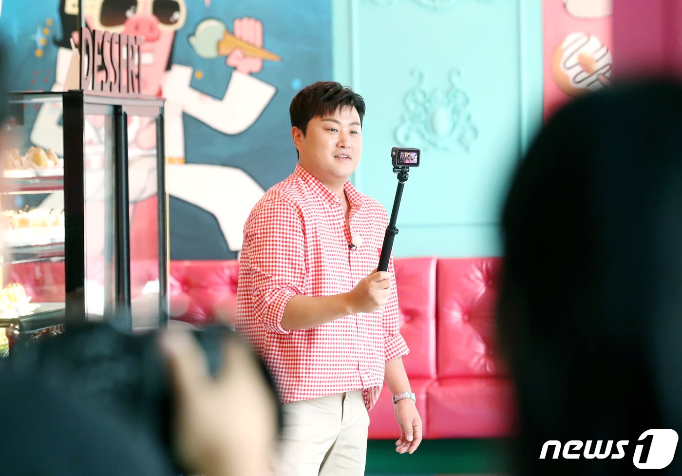 본문 이미지 - ‘트바로티’ 김호중이 12일 인천 연수구 피그몬도넛에서 TV CHOSUN 예능프로그램 ‘명곡제작소-주문 즉시 만들어 드립니다’(이하 ‘명곡제작소’) 마지막 녹화를 하고 있다. ⓒ News1 권현진 기자