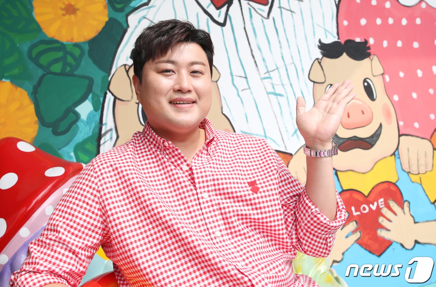 본문 이미지 - ‘트바로티’ 김호중이 12일 인천 연수구 피그존도넛에서 열린 TV CHOSUN 예능프로그램 ‘명곡제작소-주문 즉시 만들어 드립니다’(이하 ‘명곡제작소’) 마지막 녹화에서 인사를 하고 있다. ⓒ News1 권현진 기자