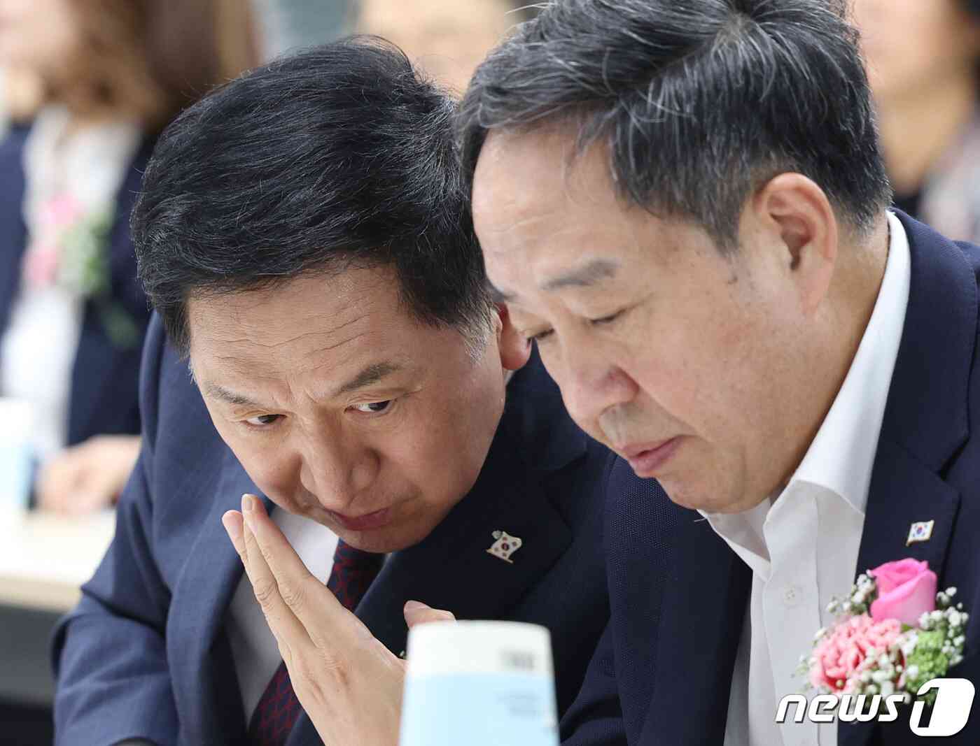 김기현 국민의힘 대표(왼쪽)와 강승규 시민사회수석이 12일 오후 서울 중구 한국관광공사 서울센터에서 열린 문화자유행동 창립기념 대화하고 있다. 2023.9.12/뉴스1 © News1 신웅수 기자