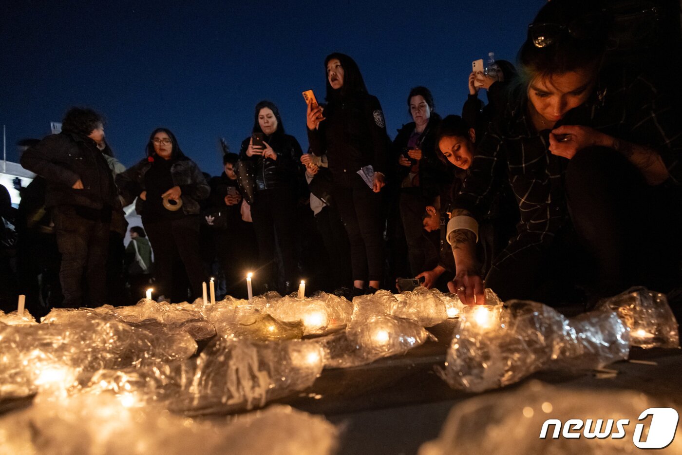 본문 이미지 - 군부 쿠데타 발발 50주년을 맞은 11일(현지시간) 칠레 수도 산티아고의 국립 경기장에서 시민들이 아우구스토 피노체트 독재 정권에 의해 희생된 이들을 기리기 위해 촛불을 밝히고 있다. 피노체트 재임 기간 이곳 경기장 건물에선 고문과 구금이 이뤄졌다. 2023.9.11. ⓒ 로이터=뉴스1 ⓒ News1 김성식 기자