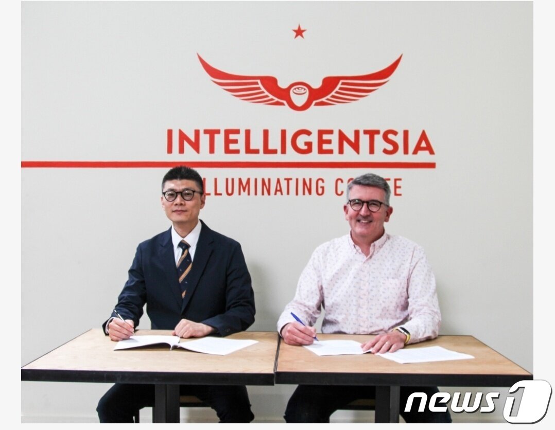 본문 이미지 - 최용윤 MH파트너스 이사(왼쪽)와 제임스 인텔리젠시아 CEO가 국내 매장 오픈 관련 계약을 체결하는 모습.(MH파트너스 제공)