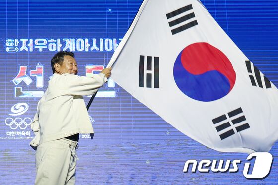 최윤 항저우 아시안게임 선수단장이 12일 오후 서울 송파구 올림픽공원 올림픽홀에서 열린 '제19회 항저우 아시안게임 선수단 결단식'에서 단기를 흔들고 있다. 2023.9.12/뉴스1 © News1 민경석 기자
