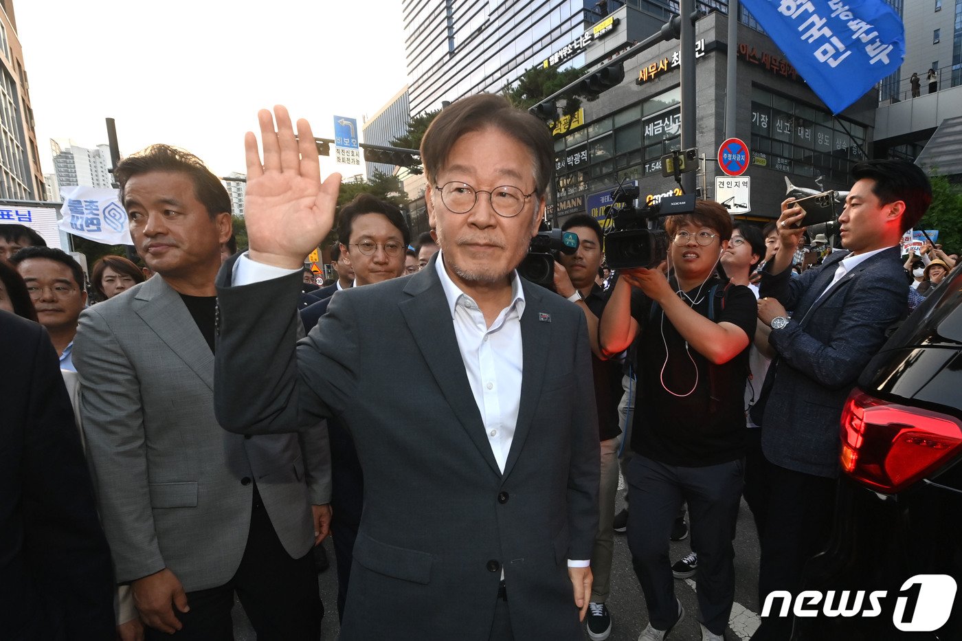 이재명 더불어민주당 대표가 12일 오후 경기 수원시 영통구 수원지방검찰청에서 쌍방울그룹 대북송금 의혹과 관련한 재조사를 마친 뒤 지지자들에게 인사 하고 있다. &#40;공동취재&#41; 2023.9.12/뉴스1 ⓒ News1 김영운 기자